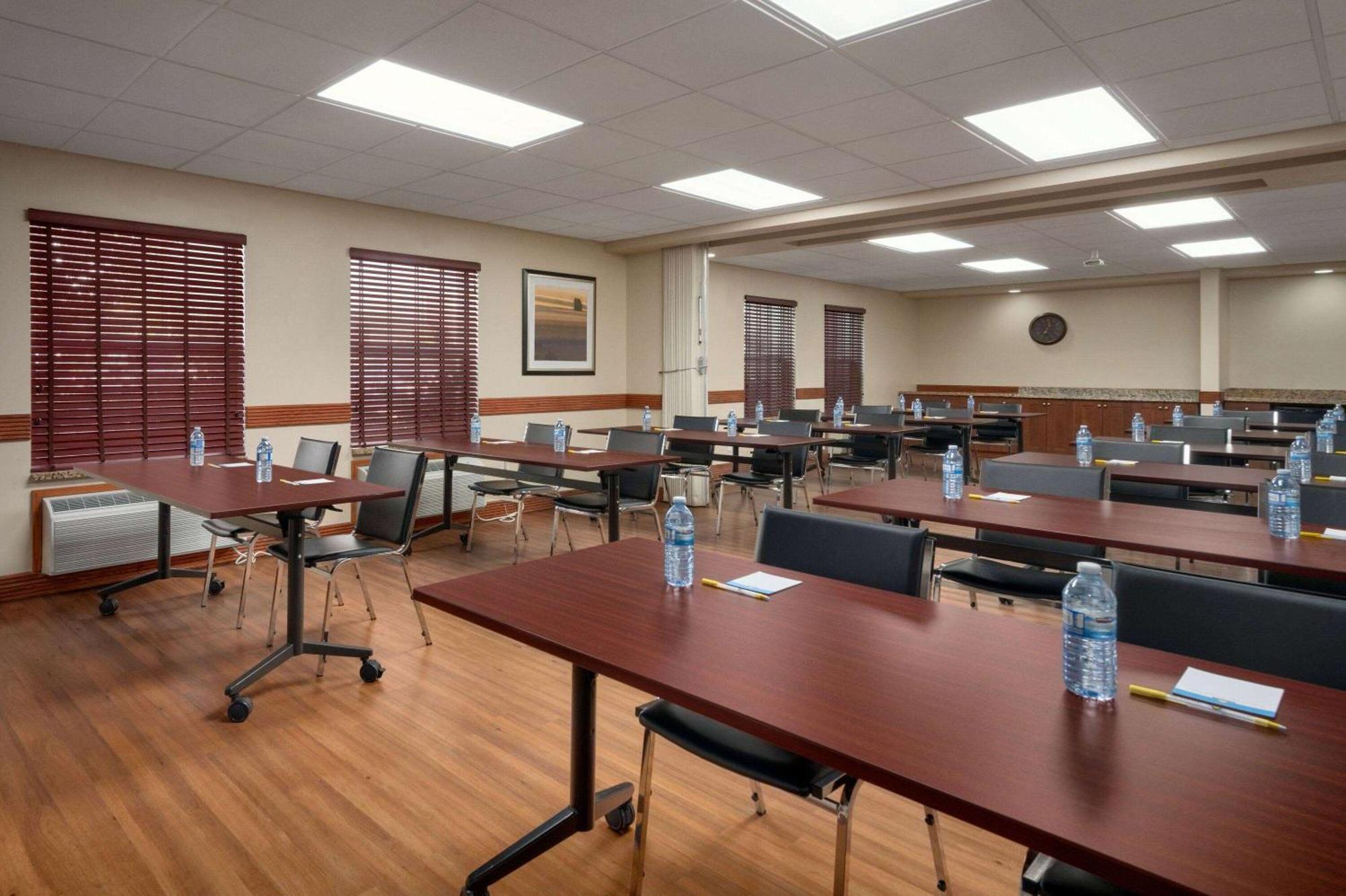 Days Inn & Suites By Wyndham Sherwood Park Edmonton Εξωτερικό φωτογραφία